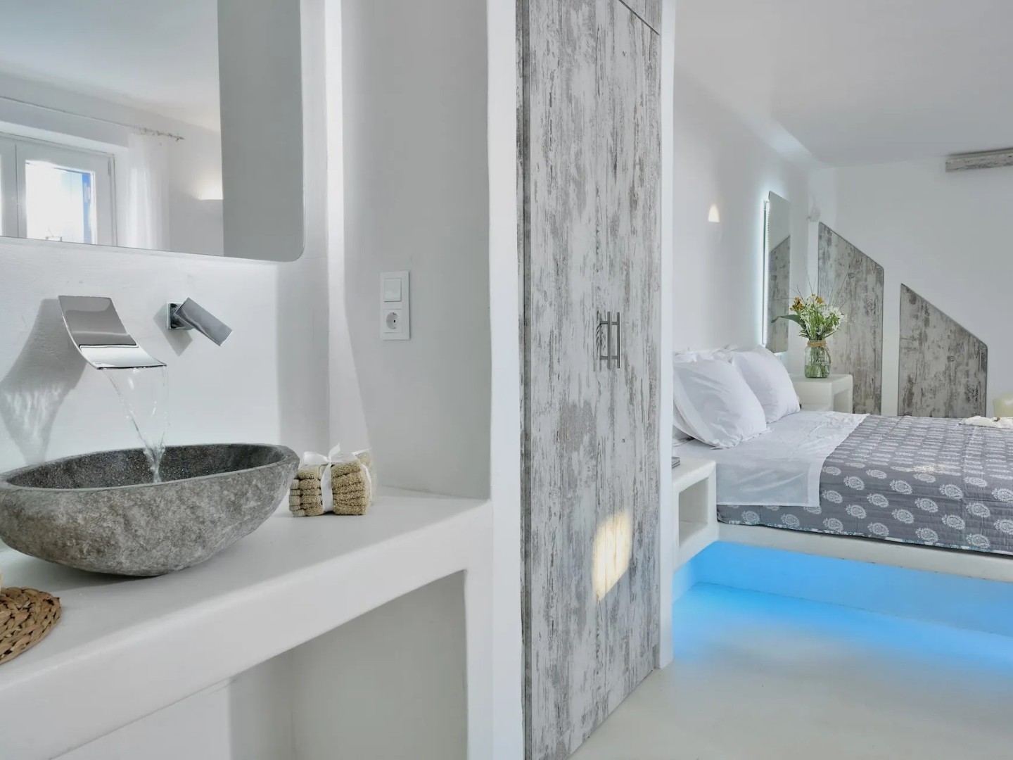 Villa Leonidas Mykonos | 2-Bed Luxury Villa with Pool into Town